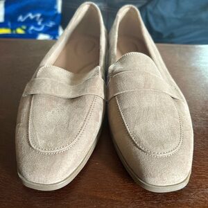Old Navy Women's loafers in Taupe size 10